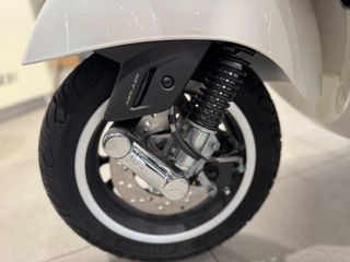 Vespa GTS 125 blanca - ¡Impecable!