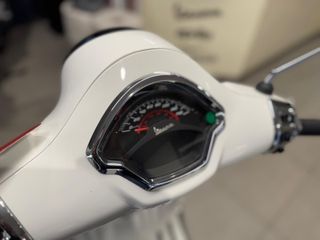 Vespa GTS 125 blanca - ¡Impecable!