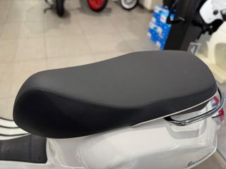 Vespa GTS 125 blanca - ¡Impecable!