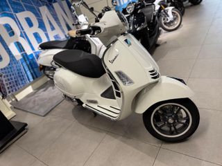 Vespa GTS 125 blanca - ¡Impecable!