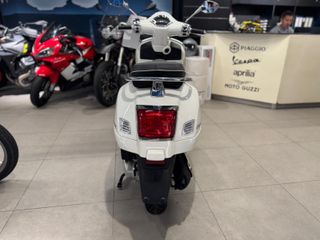 Vespa GTS 125 blanca - ¡Impecable!