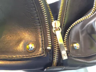 Bolso de piel negro de Purificación García