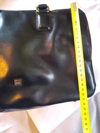 Bolso de piel negro de Purificación García