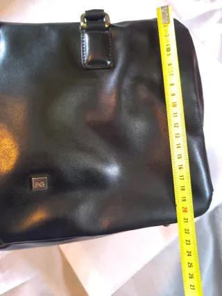 Bolso de piel negro de Purificación García