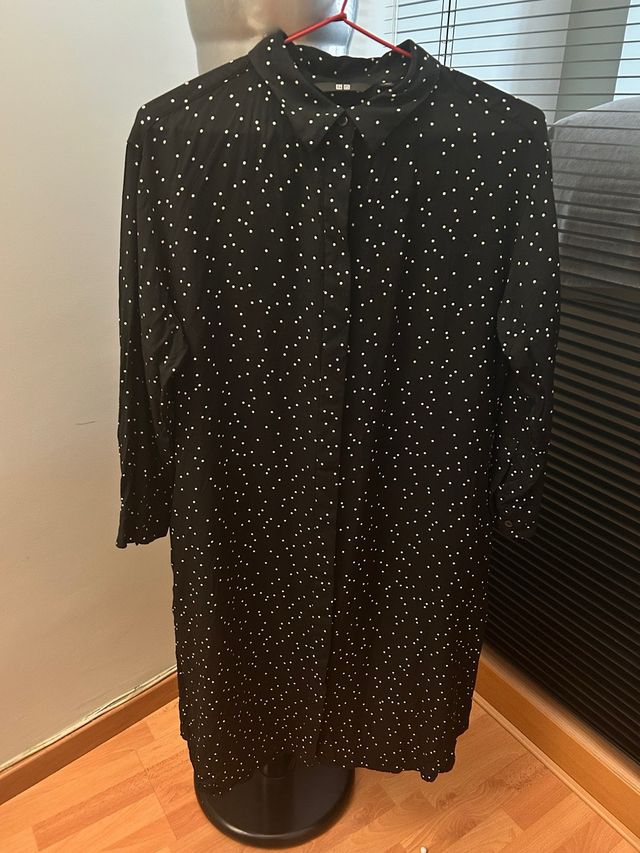 Vestido Uniqlo de bolinhas preto.