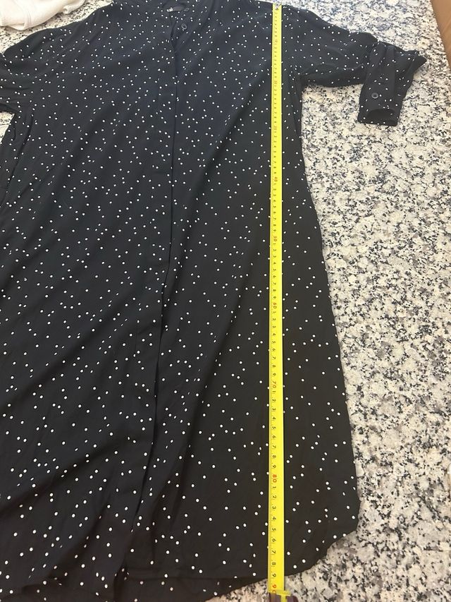 Vestido Uniqlo de bolinhas preto.