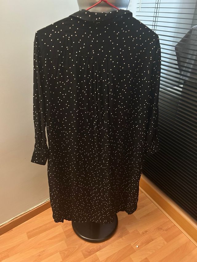 Vestido Uniqlo de bolinhas preto.