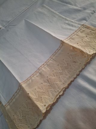 Sabana nueva, con puntilla bordada