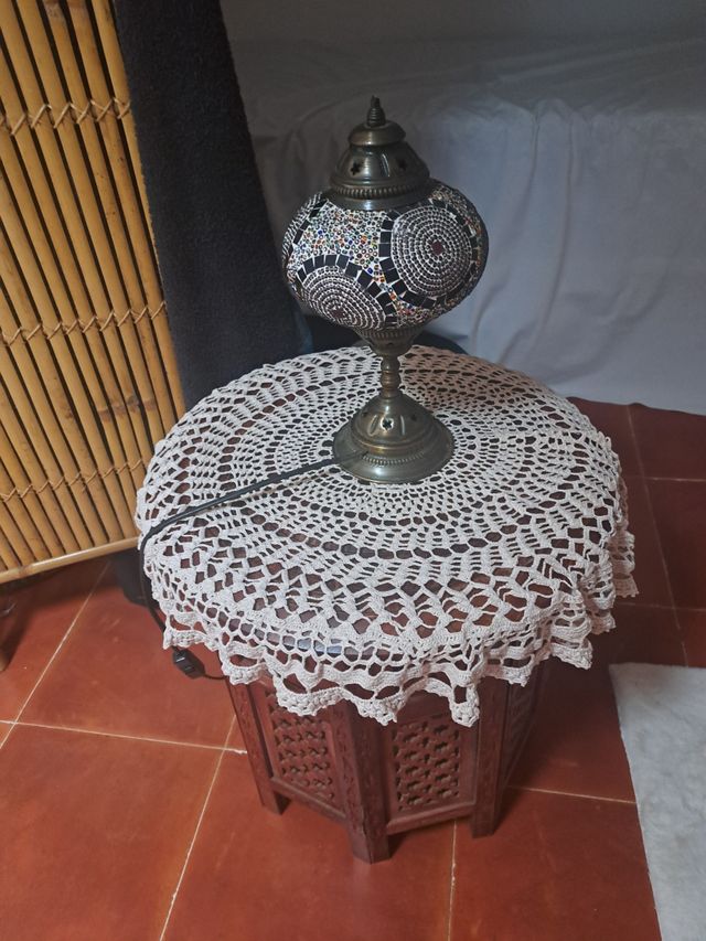 Mesita marroquí tallada+lamparita