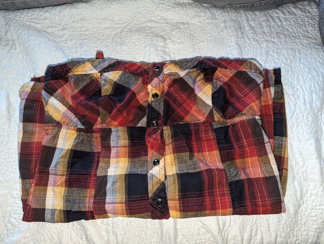 Top tirantes rojo, negro, amarillo.