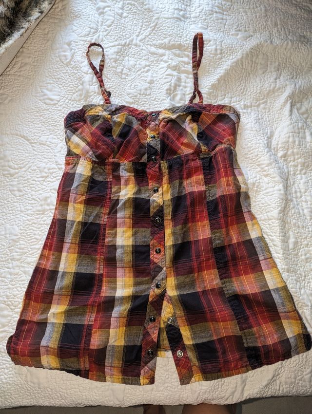 Top tirantes rojo, negro, amarillo.