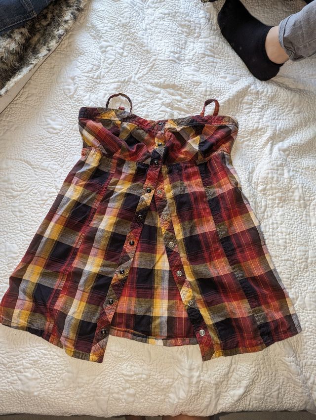 Top tirantes rojo, negro, amarillo.