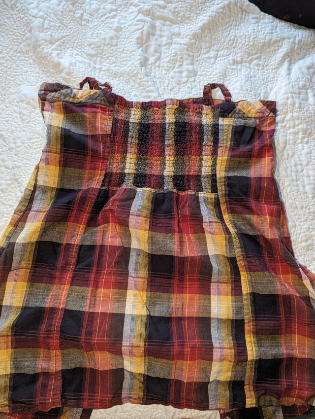 Top tirantes rojo, negro, amarillo.