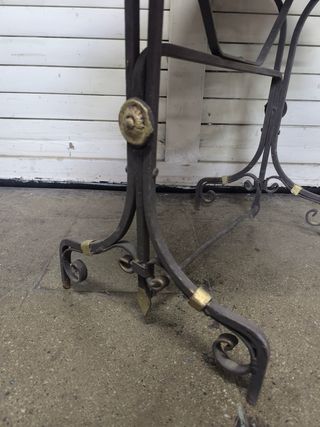 Mesa mármol y pies hierro. Antigua