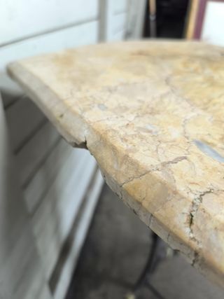 Mesa mármol y pies hierro. Antigua