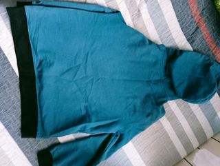 Sudadera azul con capucha