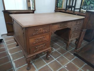 Escritorio antiguo de madera,de ancho tiene 1,49 