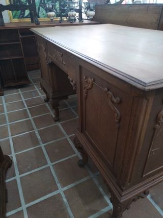 Escritorio antiguo de madera,de ancho tiene 1,49 