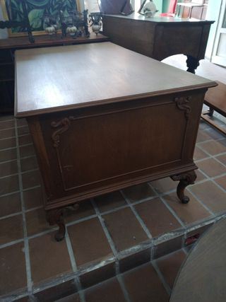 Escritorio antiguo de madera,de ancho tiene 1,49 