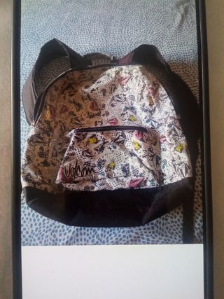Mochila Volcom negra y multicolor