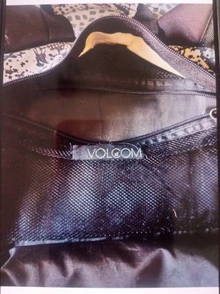 Mochila Volcom negra y multicolor