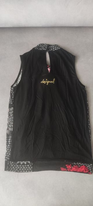 Camiseta Desigual XS - negra y roja