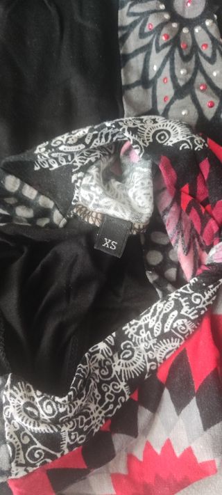 Camiseta Desigual XS - negra y roja