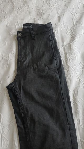 Pantalones Stradivarius polipiel negros - 36