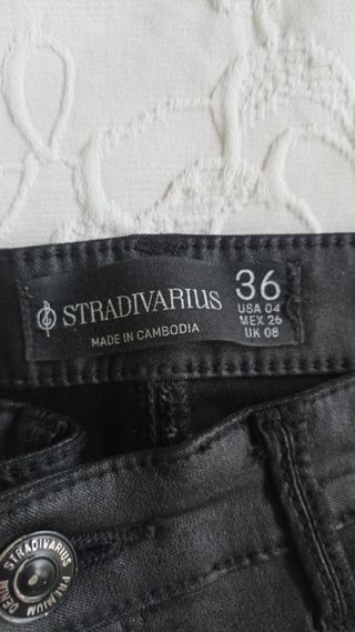 Pantalones Stradivarius polipiel negros - 36