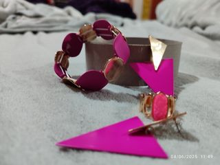 Joyas doradas y fucsias, sin estrenar