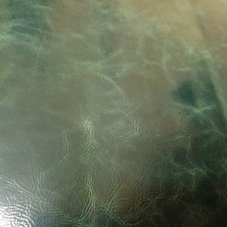 Piel auténtica: verde y negra por el interior.