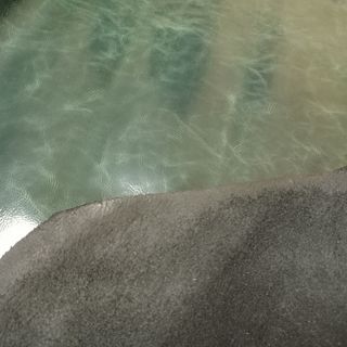 Piel auténtica: verde y negra por el interior.