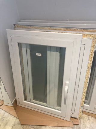 Ventanas de aluminio lacado practicables.