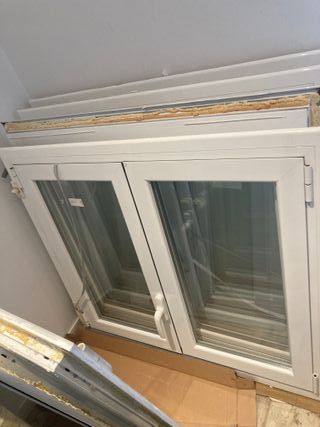 Ventanas de aluminio lacado practicables.