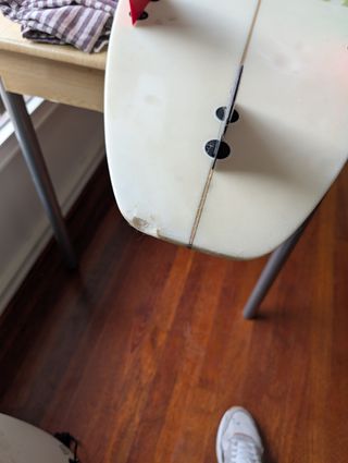 Tabla surf usada - pequeña grieta