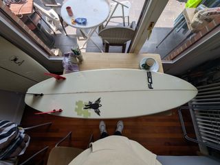 Tabla surf usada - pequeña grieta