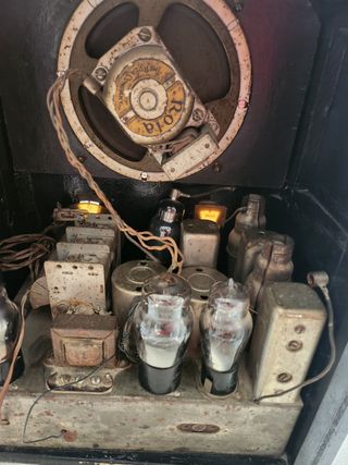 Radio antigua de madera