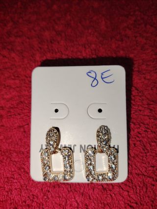Pendientes dorados elegantes