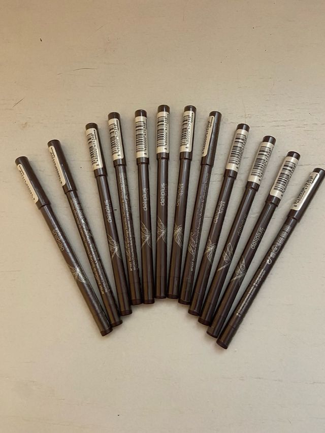 12 Delineador Deliplus berenjena Larga Duración