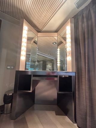 Tocador con espejo iluminado