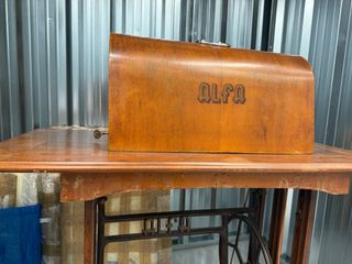 Máquina coser Alfa antigua