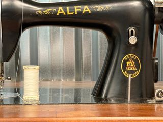 Máquina coser Alfa antigua