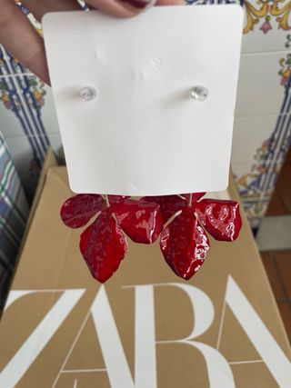 Pendientes rojos con flor