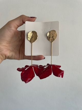 Pendientes rojos con flor