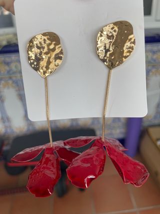 Pendientes rojos con flor