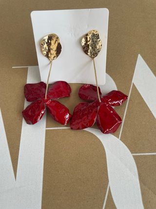 Pendientes rojos con flor
