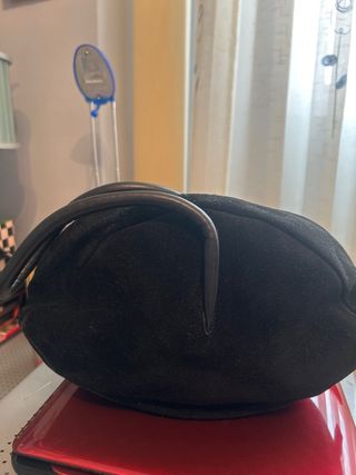 Bolso negro ante con bastante espacio por dentro