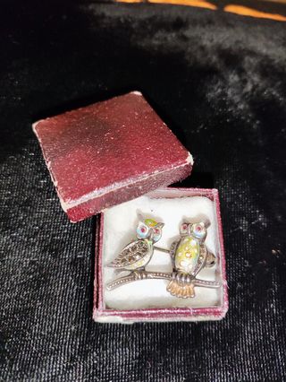 BROCCHE CON GIUBBINI, IN ARGENTO, SMALTI E MARCASITE