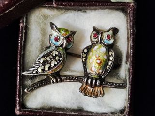 BROCCHE CON GIUBBINI, IN ARGENTO, SMALTI E MARCASITE