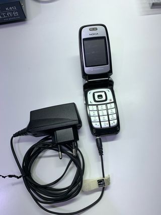 Teléfonos antiguos Nokia y Samsung